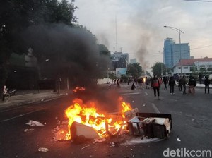 Massa Penolak Omnibus Law di Surabaya yang Masih Bertahan Dibubarkan