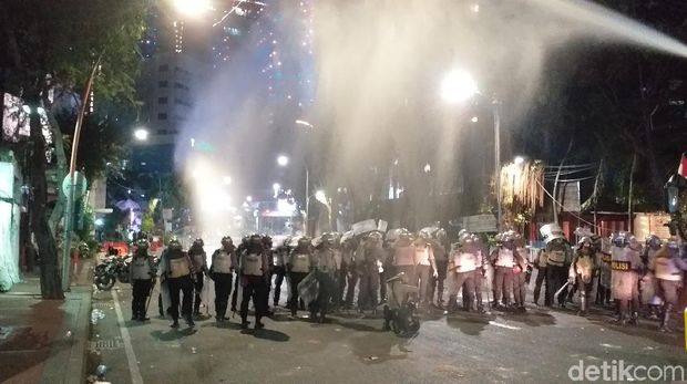 demo omnibus law di surabaya