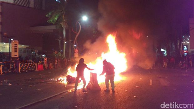 demo omnibus law di surabaya