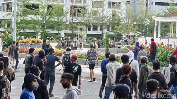 demo omnibus law di surabaya ricuh