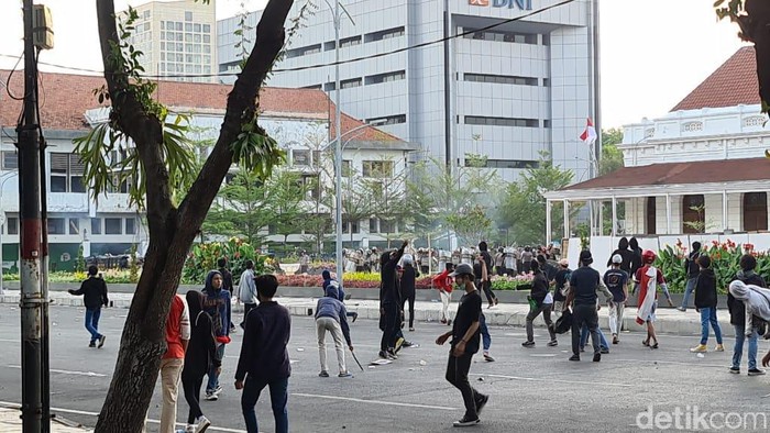 demo omnibus law di surabaya ricuh