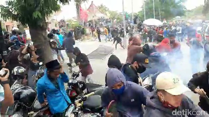 demo omnibus law di surabaya