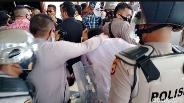Demo protes pengesahan UU Omnibus Law di DPRD Maluku.
