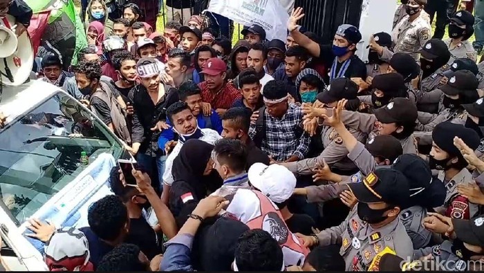 Demo protes pengesahan UU Omnibus Law di DPRD Maluku.
