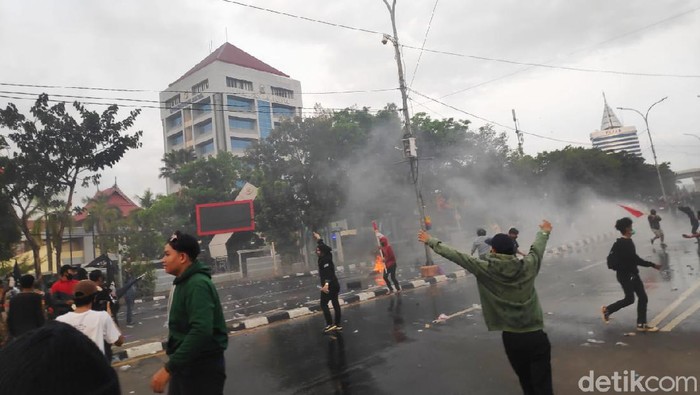 Demo ricuh dekat DPRD Sulsel di Makassar. Massa lempar batu hingga lepaskan busur panah ke arah polisi (M Taufiqqurrahman/detikcom)