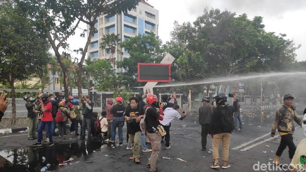 Demo ricuh dekat DPRD Sulsel di Makassar. Massa lempar batu hingga lepaskan busur panah ke arah polisi (M Taufiqqurrahman/detikcom)