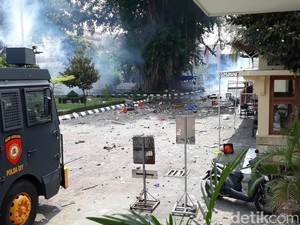 Sisa Demo Chaos di Yogya: Kaca-kaca DPRD Pecah, Mobil Polisi Ringsek