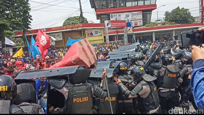 Demo tolak Omnibus Law.
