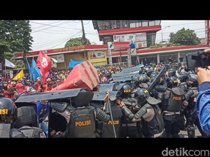 Sempat Bentrok, Demonstran di Kabupaten Bandung Lempari Polisi