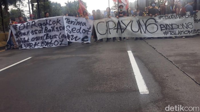 Demo tolak Omnibus Law di Bandung.