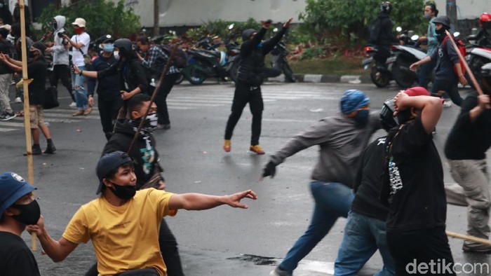 Demo tolak Omnibus Law di Bandung ricuh.