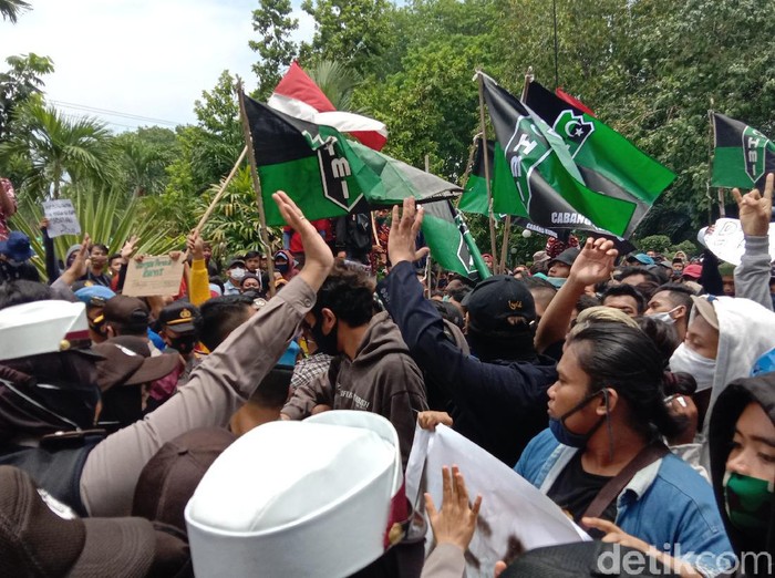 Demo tolak Omnibus Law di depan DPRD Kudus, Kamis (8/10/2020).