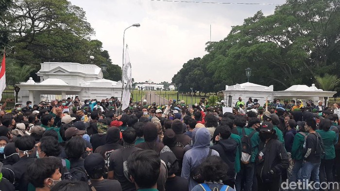 Demo tolak Omnibus Law di depan Istana Bogor.
