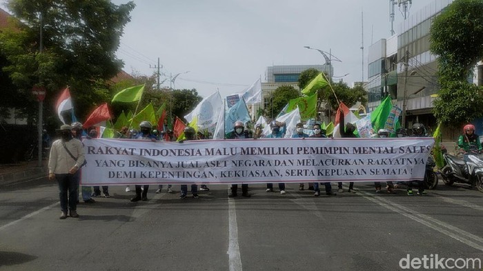 demo tolak omnibus law di depan kantor gubernur jatim