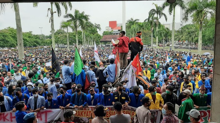 Demo tolak omnibus law di DPRD Sumsel (Raja Adil-detikcom)