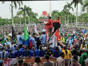 Mahasiswa-Buruh Kepung DPRD Sumsel Tolak Omnibus Law UU Ciptaker