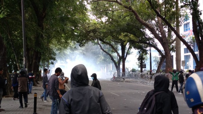 Demo tolak omnibus law di DPRD Sumut ricuh (Datuk Haris-detikcom)