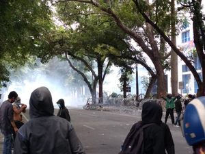 Demo Tolak Omnibus Law di DPRD Sumut Ricuh, Polisi Tembakkan Gas Air Mata