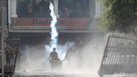 Petugas lalu mendesak mundur massa dengan menggunakan water cannon. Selain itu, petugas mulai menembakkan gas air mata ke arah massa.  