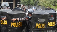 Kontroversi UU Cipta Kerja tersebut terjadi karena UU itu dinilai hanya menguntungkan investor dan pemilik modal, sementara buruh dianggap menjadi pihak yang dirugikan akibat disahkannya RUU tersebut.  
