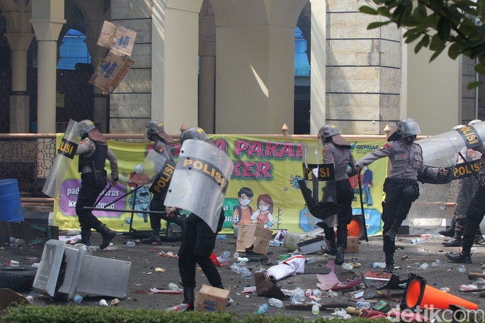Demo Tolak Omnibus Law di DPRD Yogyakarta Berakhir Ricuh Massa melempari botol air mineral ke arah petugas Kepolisian yang berjaga di pintu masuk Gedung DPRD Provinsi Yogyakarta, Kamis (8/10/2020).