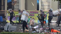 Massa melemparkan botol air mineral ke arah petugas kepolisian yang berjaga di pintu masuk gedung DPRD Provinsi Yogyakarta, Kamis (8/10/2020).  