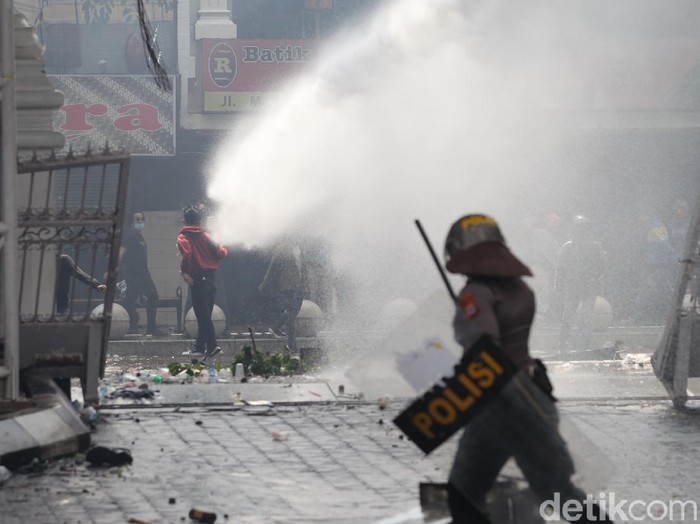 Massa melempari botol air mineral ke arah petugas Kepolisian yang berjaga di pintu masuk Gedung DPRD Provinsi Yogyakarta, Kamis (8/10/2020).