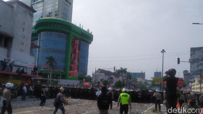 Demo Tolak Omnibus Law di Harmoni