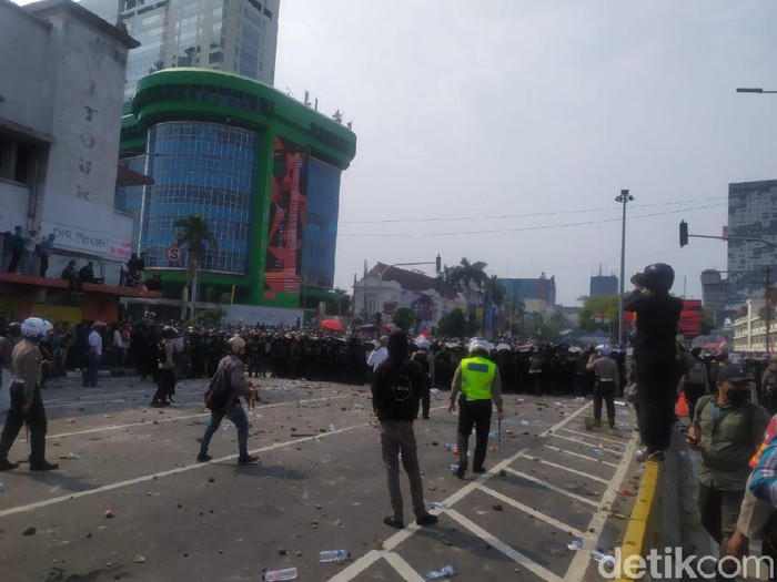 Demo Tolak Omnibus Law di Harmoni