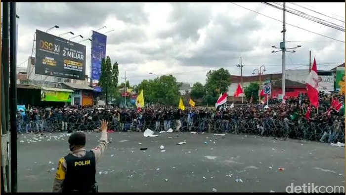 Ribuan mahasiswa Jember turun ke jalan menolak Omnibus Law Cipta Kerja. Aksi yang digelar di bundaran depan DPRD Jember sempat diwarnai kericuhan.