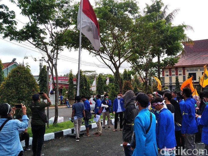 Demo tolak Omnibus Law di Kabupaten Pangandaran.