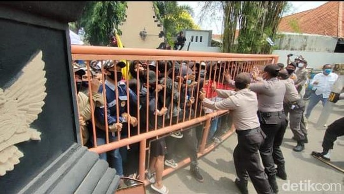 Demo menolak Omnibus Law di Kota Kediri diwarnai kericuhan. Mahasiswa menjebol gerbang Gedung DPRD Kota Kediri sambil melakukan pelemparan batu.