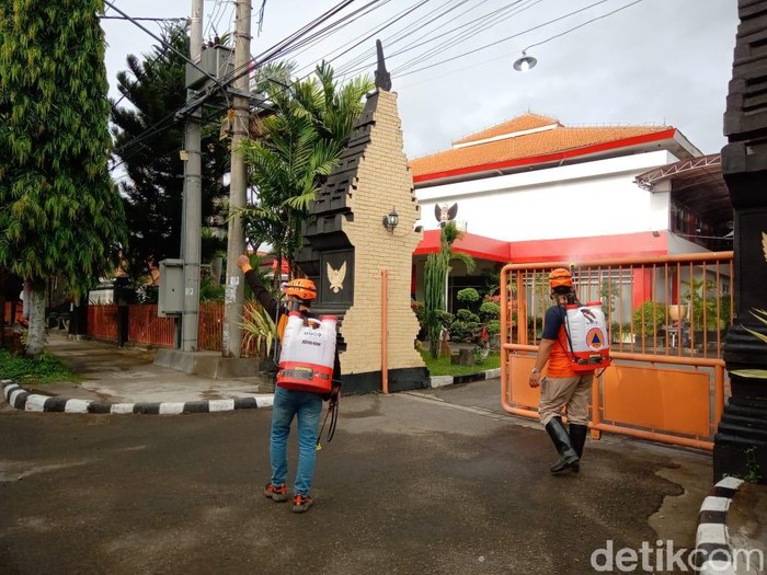 Demo menolak Omnibus Law akan digelar di halaman DPRD Kota Kediri. Sebelum demo dimulai, BPBD setempat melakukan penyemprotan disinfektan di lokasi demo.