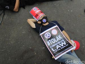 Tolak Omnibus Law, Pekerja Resto-Hotel Tiduran di Depan DPRD Jabar