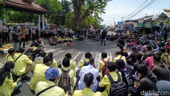 Demo Tolak Omnibus Law di Kuningan