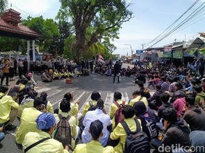 Aksi Mahasiswa-Pelajar Kuningan Tolak Omnibus Law Berlangsung Damai