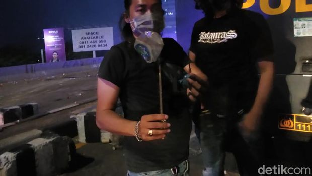 Demo tolak Omnibus Law di Makassar ricuh
