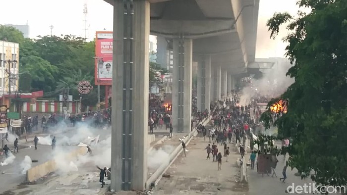 Demo tolak Omnibus Law di Makassar ricuh