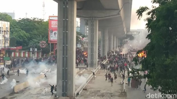 Demo tolak Omnibus Law di Makassar ricuh
