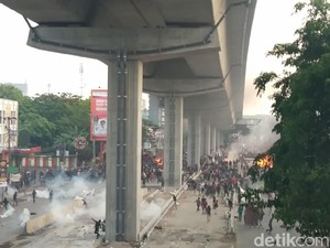 Makin Mencekam, Massa Demo di Makassar Serang Polisi dengan Petasan
