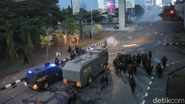 Demo tolak Omnibus Law di Makassar ricuh Demo tolak Omnibus Law di Makassar ricuh
