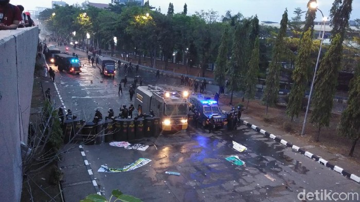 Demo tolak Omnibus Law di Makassar ricuh