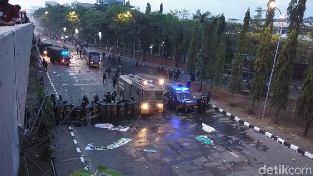 Demo tolak Omnibus Law di Makassar ricuh