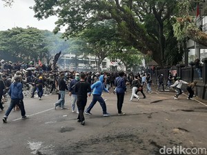 Demo Tolak Omnibus Law di Malang Diwarnai Hujan Batu