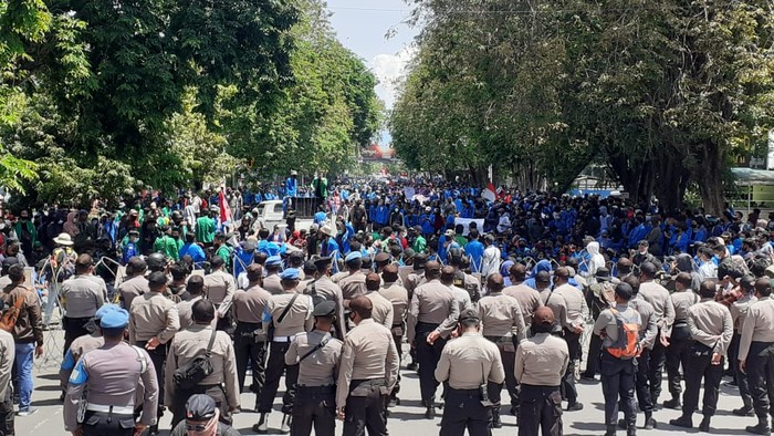Demo tolak omnibus law di Palu (Foto: M Qadri/detikcom)