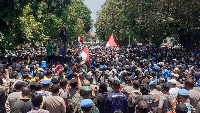 Demo tolak omnibus law di Palu (Foto: M Qadri/detikcom)