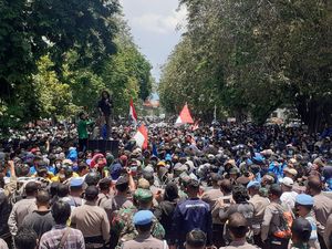 Demo Tolak Omnibus Law di Palu Ricuh, Polisi Tembakkan Gas Air Mata