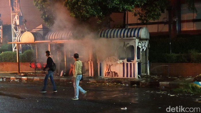 Kericuhan massa demo tolak Omnibus Law di Surabaya melebar ke sejumlah titik. Pos polisi di depan Tunjungan Plaza juga dibakar massa.