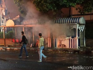 Pos Polisi Depan Tunjungan Plaza Surabaya Dibakar Massa Tolak Omnibus Law