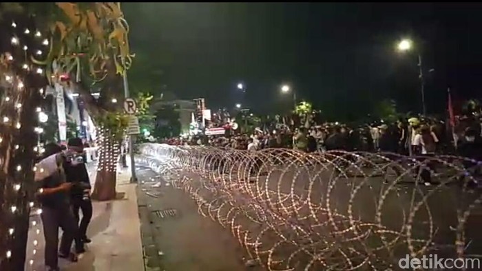 Massa yang berdemo menolak Omnibus Law di Kantor Gubernur Jatim melemparkan batu dan botol kepada Sekdaprov Jatim, Heru Tjahjono. Heru ditunjuk gubernur menemui perwakilan massa aksi.
